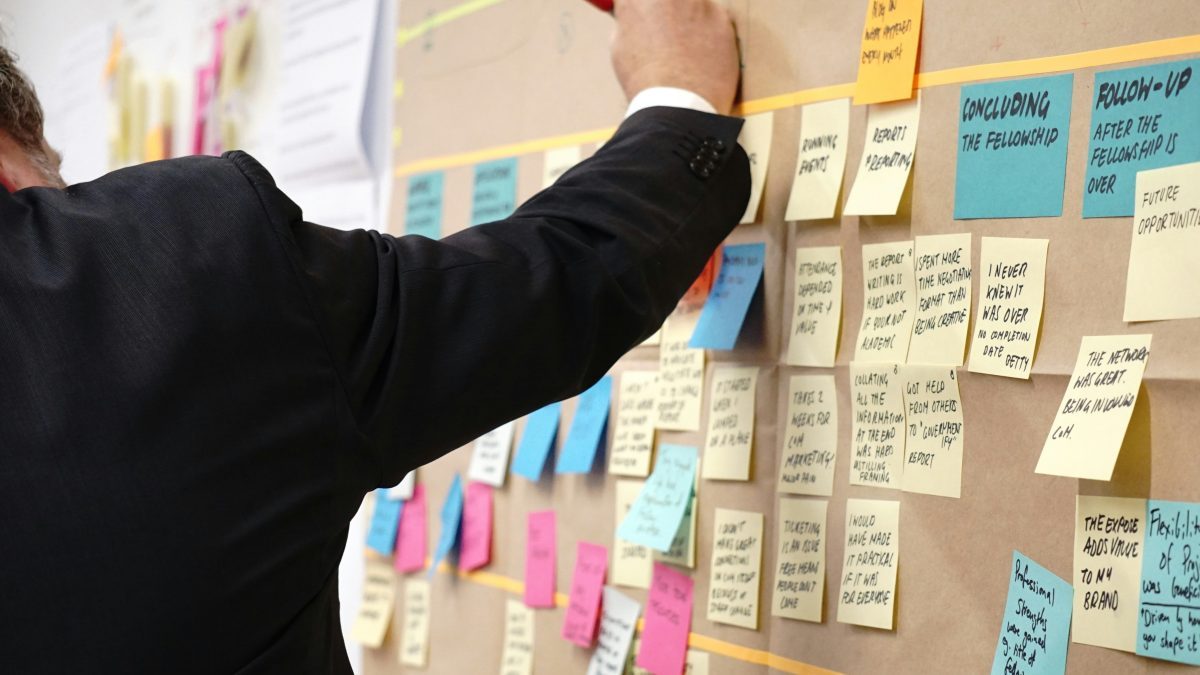 Comment animer un atelier IA simple et utile dans votre PME (en une demi-journée)